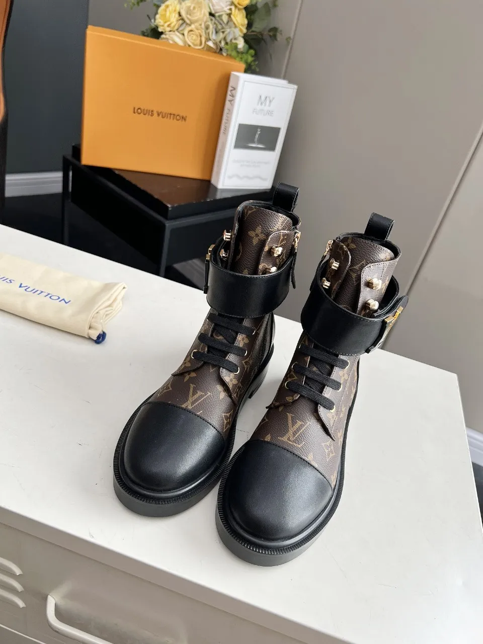 👟👟Ex-factory price 520👟👟 The cabinet is in sync with the high-end product quality of LV and Louis Vuitton. It is a hot model that has been out of stock many times through purchasing. The upper is hollow and carved, and it is dazzling. The fabric is made of imported calfskin. Sheepskin lining, sheepskin foot pads, original molded outsole. It looks great on your feet and is super cool! The real thing is more beautiful. Sizes 35-40 and 41 can be customized, new colors will be updated gradually